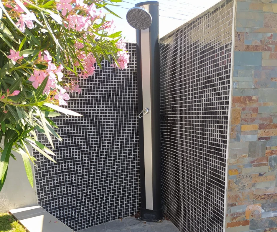 Douche Solaire Piscine Fonctionnement et Avantages